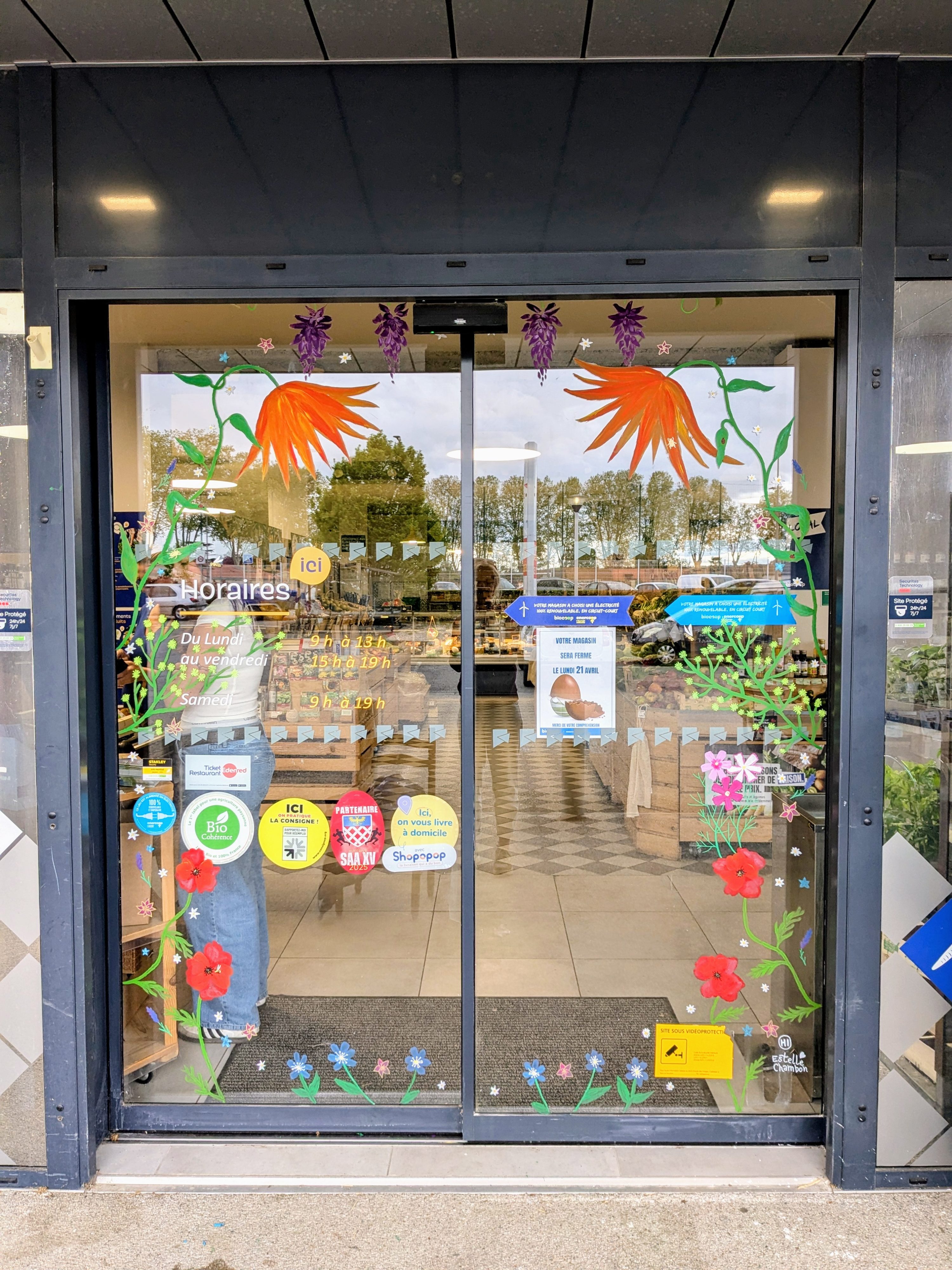 Peinture de printemps sur une vitrine